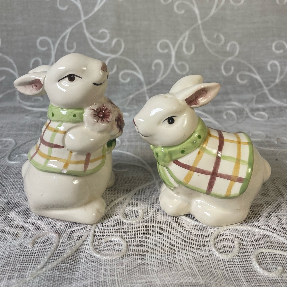 Vintage Porcelain Bunny Rabbits Salt and Pepper Shakers. Adorable!